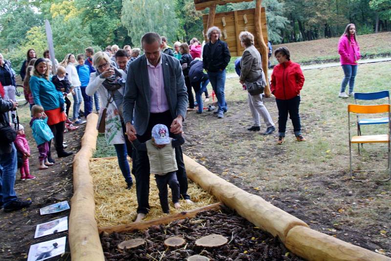 Otevírání bosé stezky na Zálabí