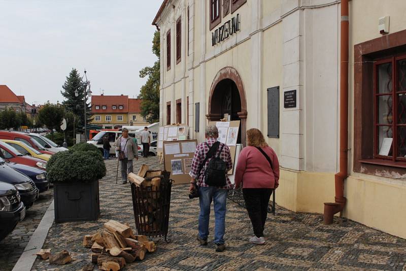 Lidé se při večerní procházce v Kouřimi dozvěděli mnoho o historii.