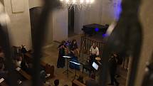 Festival Rosa Bohemica v kolínské synagoze: z vystoupení souboru Plaisirs de Musique se zpěvačkou Eliškou Tesařovou.