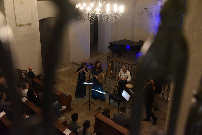 Festival Rosa Bohemica v kolínské synagoze: z vystoupení souboru Plaisirs de Musique se zpěvačkou Eliškou Tesařovou.