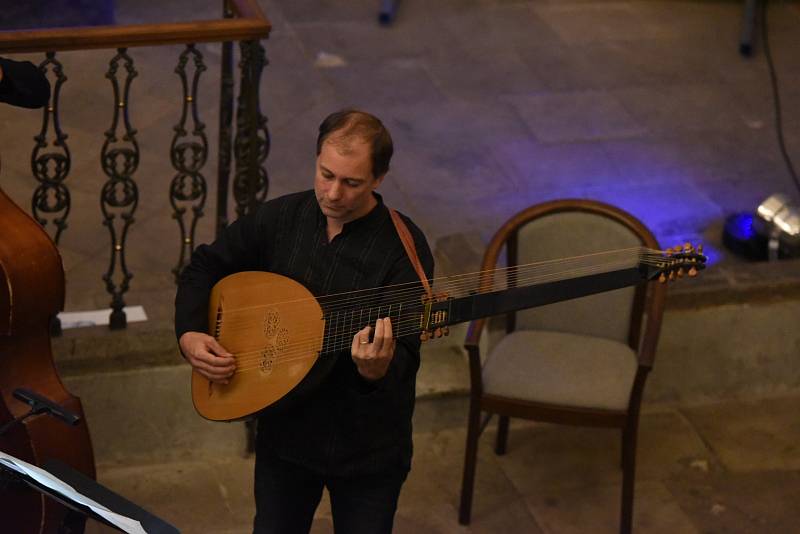 Festival Rosa Bohemica v kolínské synagoze: z vystoupení souboru Plaisirs de Musique se zpěvačkou Eliškou Tesařovou.