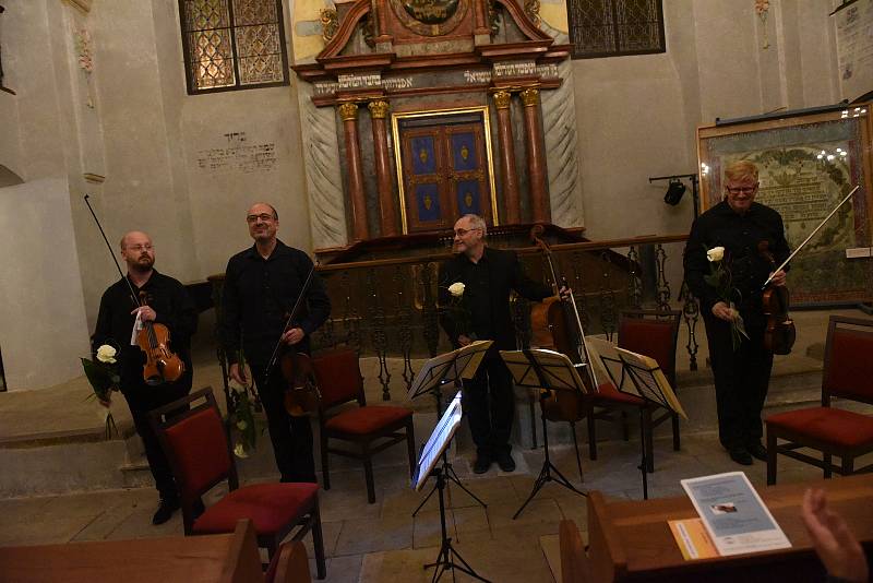 Kruh přátel hudby: z koncertu Apollon kvarteta v kolínské synagoze.