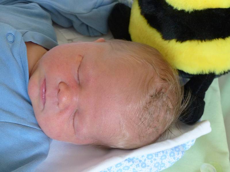 Tobiáš Dostál se narodil 7. října 2021 v kolínské porodnici, vážil 3515 g a měřil 52 cm. V Kolíně ho přivítala sestřička Karolínka (4) a rodiče Petra a Aleš.