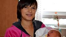 Nicolas Harnyk se narodil 17. listopadu 2012. Po narození měřil 52 centimetry a vážil 3600 gramů. Maminka Olga a tatínek Andrew si svého prvního potomka odvezli do nedaleké Kutné Hory.