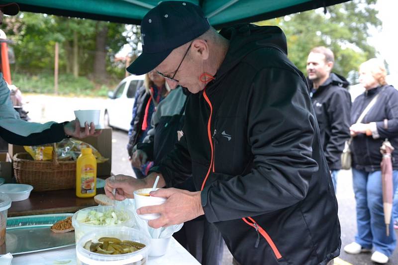 Radimští chytali ryby a pochutnávali si na dobrotách z bůčku