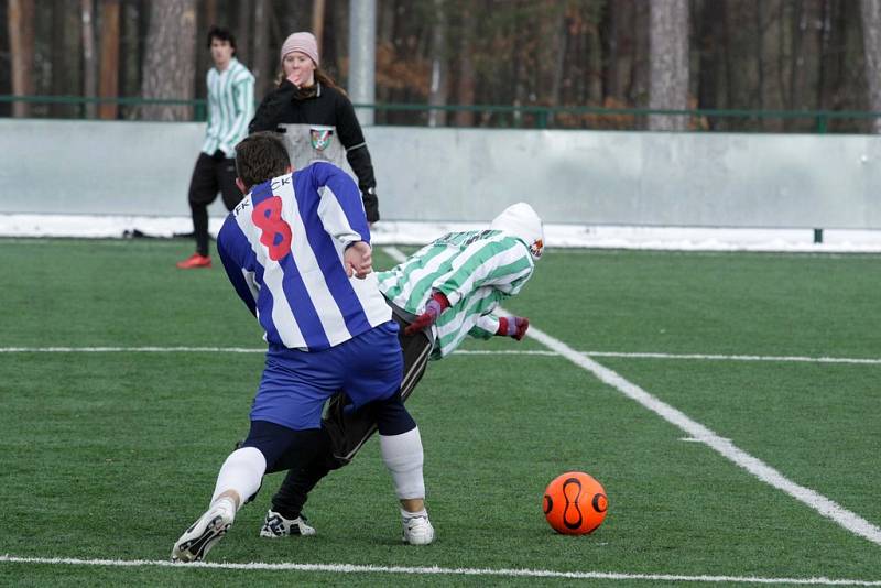 Z turnajového utkání na turnaji v Kostelci mezi týmy Peček a Teplýšovic (3:3).