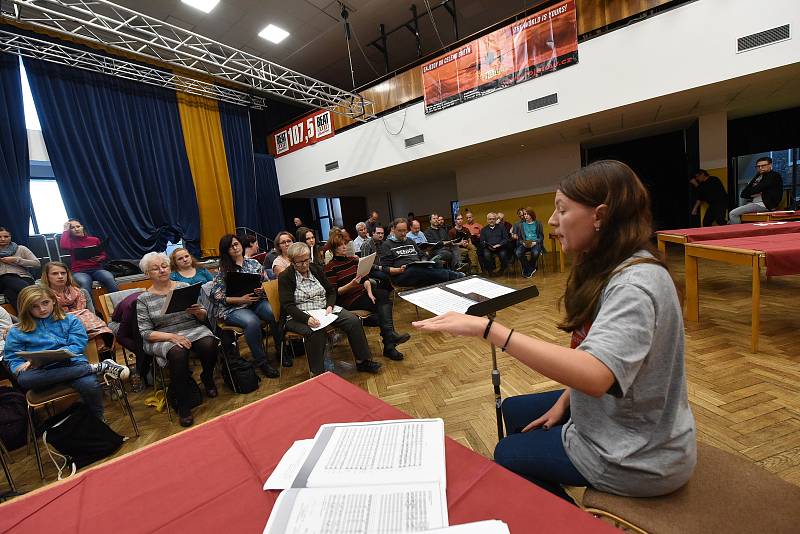 Pěvecké sbory vyzkoušely vokální party na Podzimní koncert Kolínské filharmonie, který se uskuteční v sále Městského společenského domu 6. listopadu.