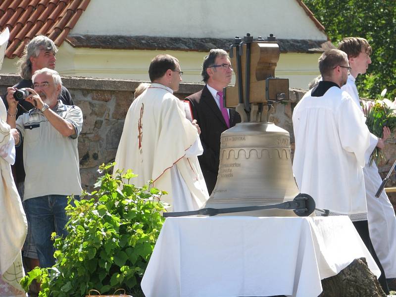 Žehnání novému zvonu a jeho osazování do kostela sv. Jakuba ve Stříbrné Skalici - Rovné