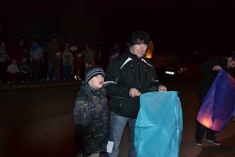 Ve Třech Dvorech rozsvítili strom a vypustili lampiony