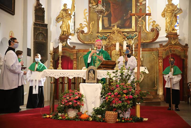 Z posvícenské bohoslužby v kostele sv. Gotharda v Českém Brodě. Celebrantem mše svaté byl apoštolský nuncius Mons. Charles Daniel Balvo.