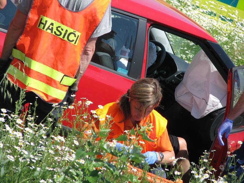 Vážná dopravní nehoda na výjezdu z Polepské ulice