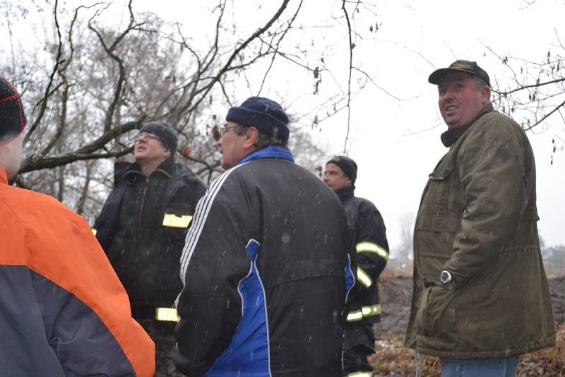 Zástupci obcí si s odborníky prohlédli tok Výrovky a určili riziková místa. 