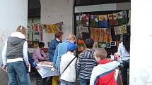 Učitelé a žáci ZŠ a MŠ v Kolíně uspořádali na kolínském náměstí prodejní výstavu svých obrázků a výrobků.