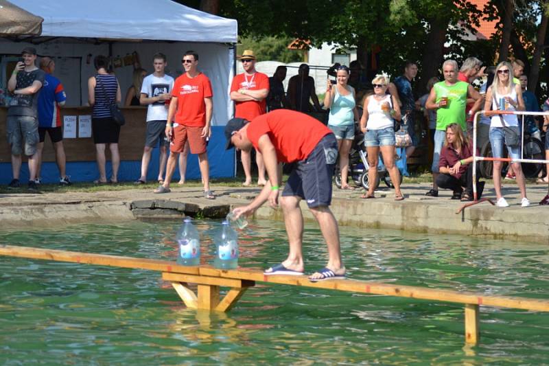 Soutěže na vodě přilákaly mnoho návštěvníků i účastníků.