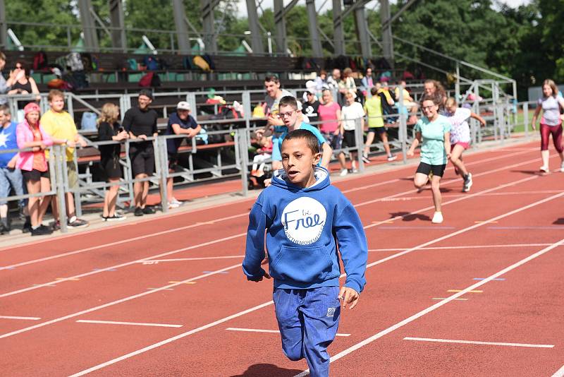 Z Her pro radost na atletickém stadionu v Kolíně.