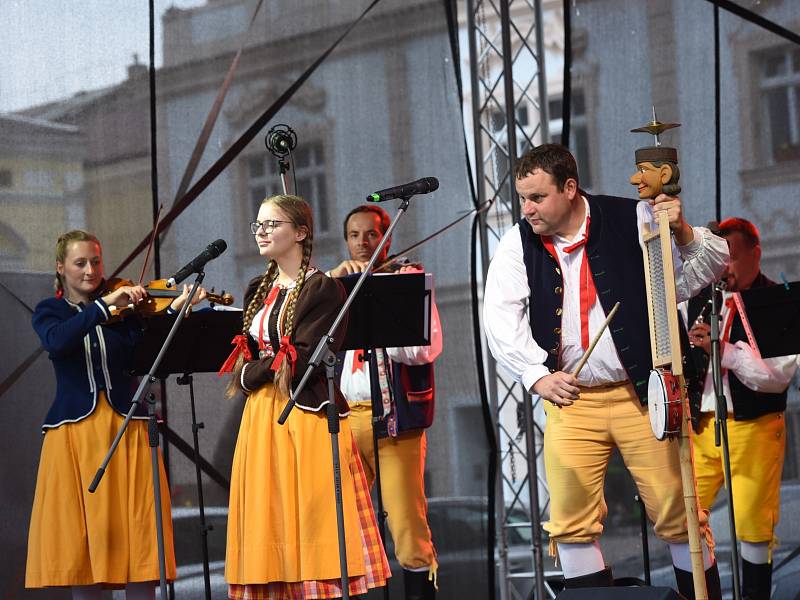 Z posvícenského programu na Karlově náměstí v Kolíně v rámci v rámci Kolínského kulturního léta.