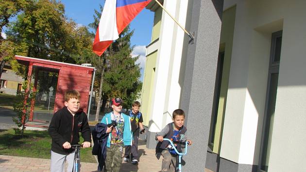 Volby do zastupitelstva kraje na Kolínsku. Nahlédnout dovnitř volební místnosti velmi lákalo i skupinku chlapců, kteří se kolem budovy Enviromentálního centra v Cerhenicích proháněli na koloběžkách.