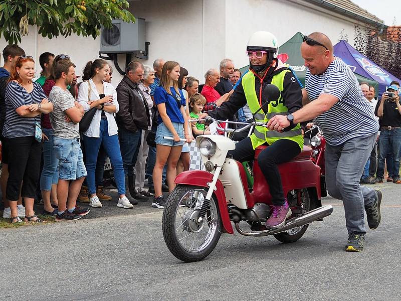 Ze závodu malých motocyklů Kozojedský fichtl 2021.