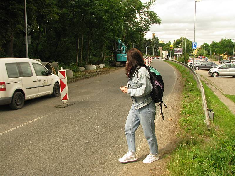 Nad nemocnicí je uzavírka, projíždět lze jen jedním směrem.