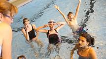 Kondičním plavcům stačí plavky jako výbava. Pokud ale chtějí děti závodit, mohou po rodičích chtít i třeba speciální plavky s karbonem. To se pak může prodražit.