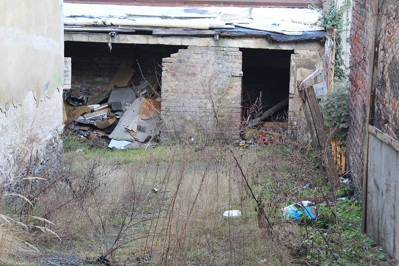 Školská ulice dnes opravdu není pěknou spojnicí mezi nádražím a centrem Kolína (stav leden 2018).