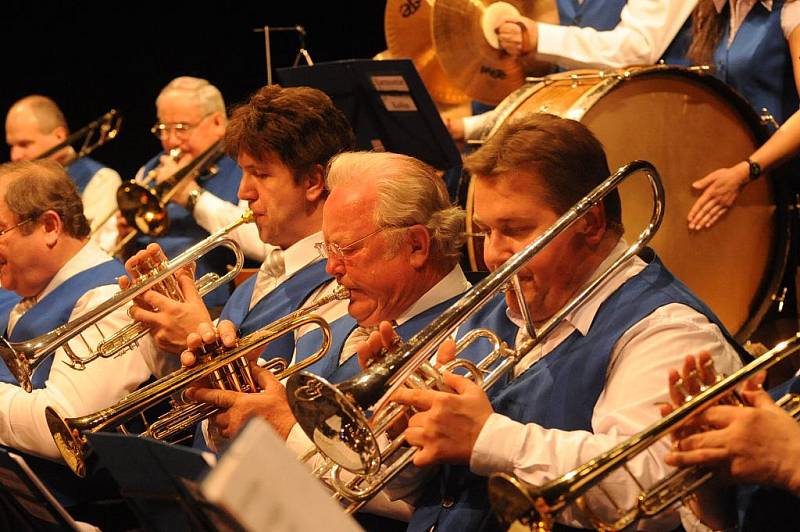 Generálku na svoji cestu do Ruska si v kolínském Městském divadle v pondělí před slušně zaplněném hledištěm odehrál dechový orchestr Harmonie 1872, o čemž napovídal i název: jarní koncert aneb z Kolína do Moskvy