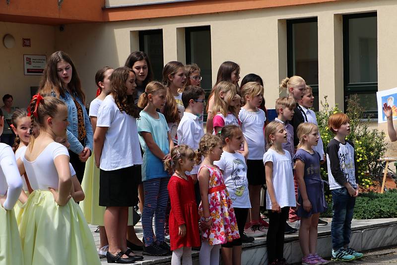 Nadání žáci po celé republice pořádají open happening.