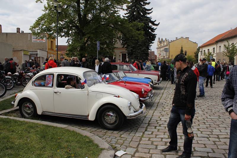 Na svátek práce se v Českém Brodě již tradičně uskutečnil závod automobilů a motocyklů vyrobených před rokem 1960.