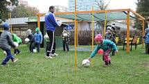 Fotbalisté přišli za dětmi do mateřinky ukázat trénink.