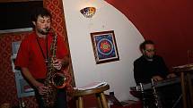 Muzikanti v kavárně hráli jazz