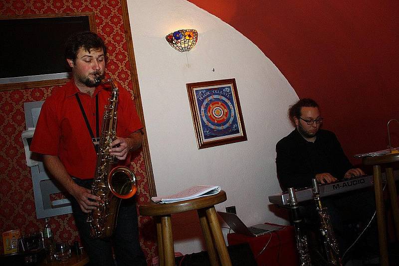 Muzikanti v kavárně hráli jazz
