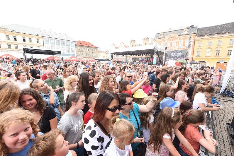 Mažoretky déšť zastavil, fanynkám Pavla Callty nevadil vůbec.