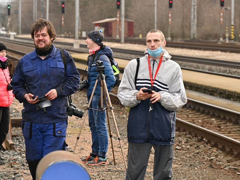 Ze zastávky parní lokomotivy 475.101 'Šlechtičny' na nádraží v Řečanech nad Labem.