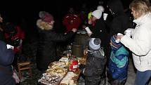 V sobotu před první adventní nedělí se ve většině obcí a měst rozsvěcely vánoční stromy. Nebylo tomu jinak ani v obcích Bylany a Chotouň nedaleko Českého Brodu.