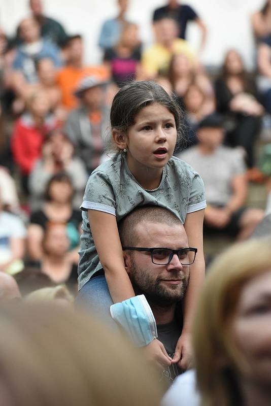 V Kolíně na sledování fotbalového utkání Česko - Dánsko navázal koncert kapely Chinaski.