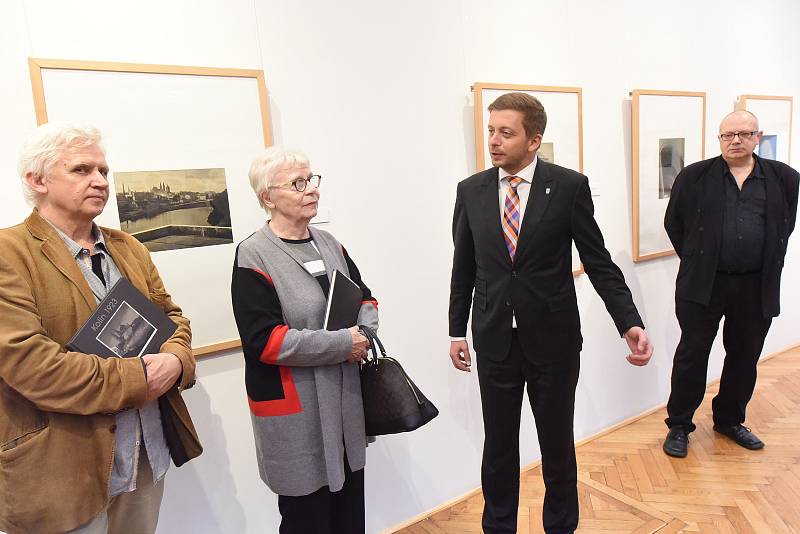 Hegemonii výstav kreseb a obrazů v Galerii Města Kolína narušily druhé říjnové úterý fotografie v Kolíně vyrůstajícího mistra oboru Jaromíra Funkeho.