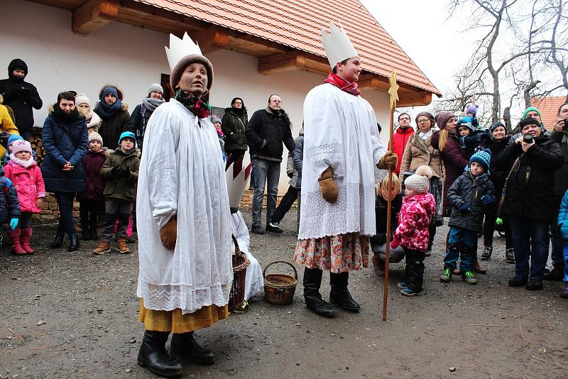 Do Muzea lidových staveb v Kouřimi dorazili ve sváteční neděli Tři králové. Slavnostní lidovou událost si i přes chladné zimní počasí nenechal ujít hojný počet lidí.