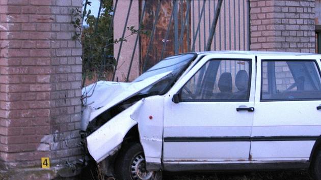 Řidič nezvládl zatáčku a v plné rychlosti narazil do betonové zídky. Liblice 30. září