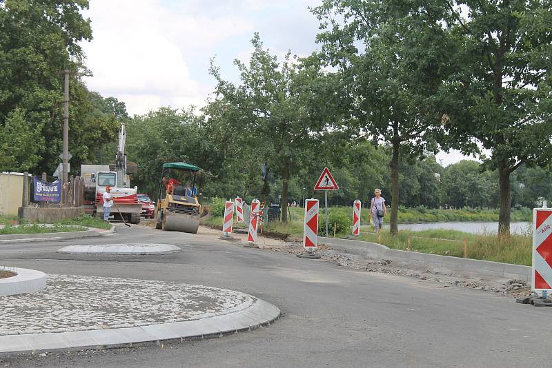 Stavební práce na rozšíření komunikace v kolínských Borkách.