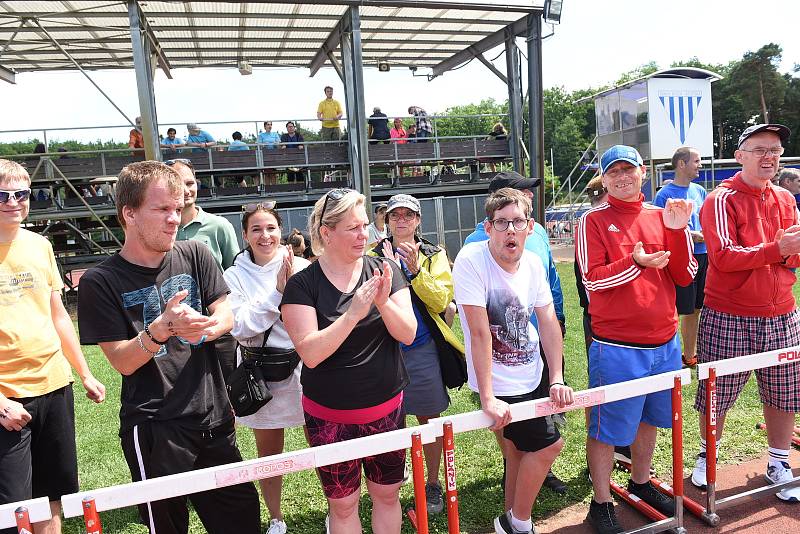 Z Her pro radost na atletickém stadionu v Kolíně.