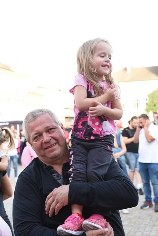 Kolínské kulturní léto: z koncertu kapely Czech It na Karlově náměstí.