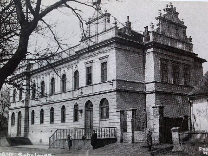 Plaňanská sokolovna byla sokolům předána v roce 1935.