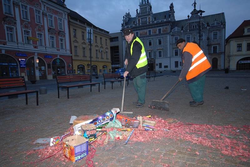 Metaři ručně zametali kolínské náměstí