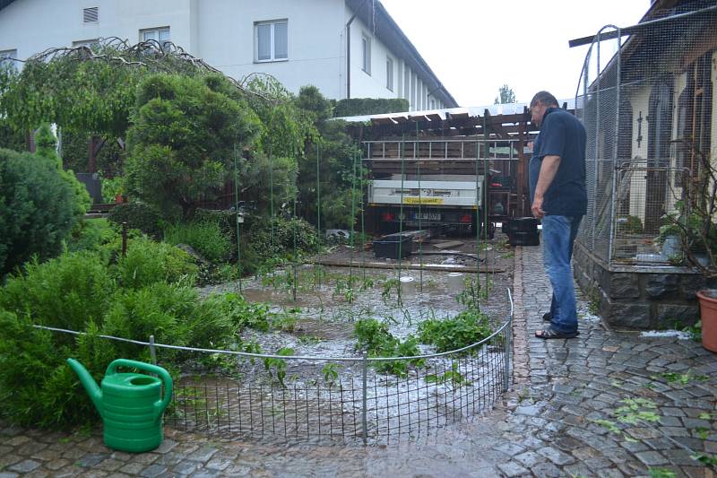 Kroupy zasáhly Pečecko, zrušily i večerní program akce Jede, jede Mašinka