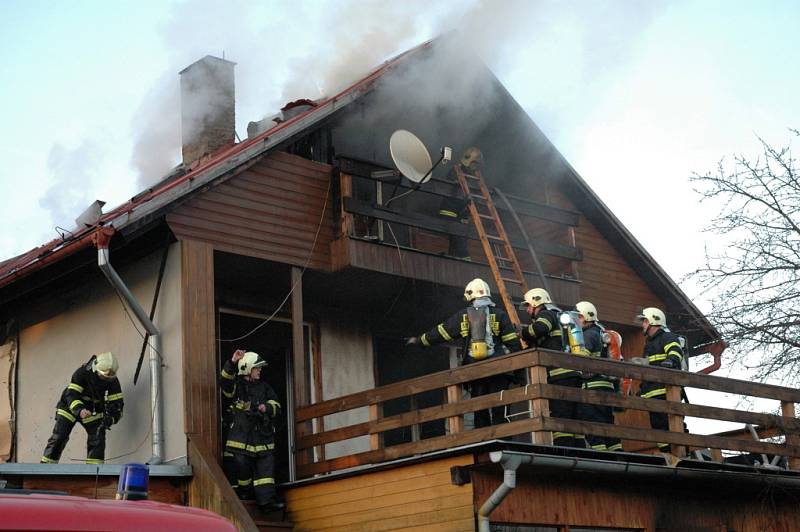 Mohutný požár v Mukařově, u něhož zasahovali také kolínští hasiči