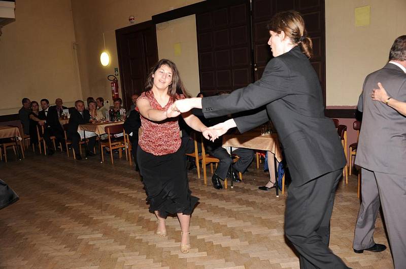Fotogalerie: Swingový ples na Zámecké - Kolínský deník