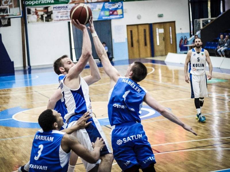 Z utkání nadstavby BC Geosan Kolín - Ostrava (89:77).