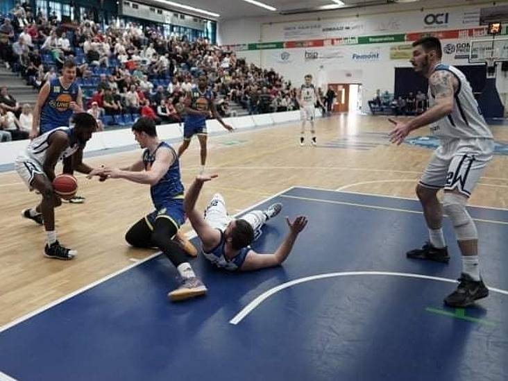 Z pátého utkání čtvrtfinálové série play off BC Kolín - Ústí nad Labem (71:85).