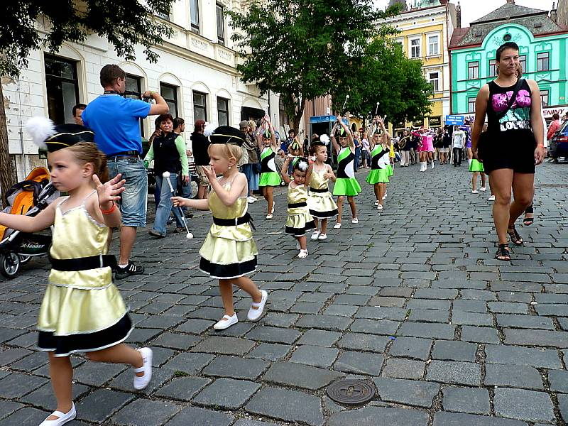 Hlavní slavnostní průvod Kmochova Kolína 2012