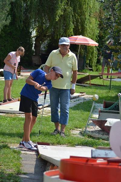 Minigolfového turnaje se mohli účastnit děti i dospělí.